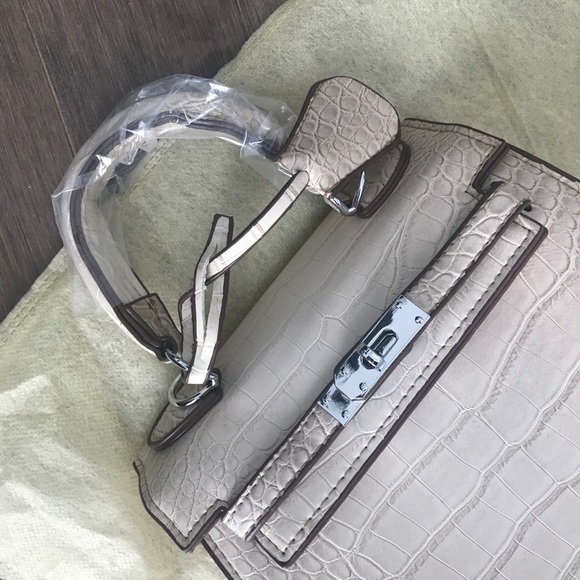 2/40$ 🛍 Midsize oyster coloured handbag - Picture 2 of 3